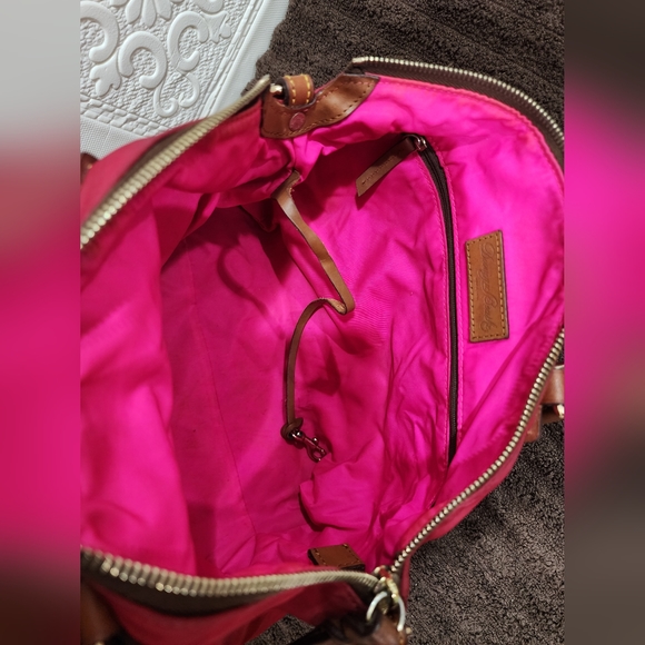 Athletic red Dooney & Bourke beg - Picture 9 of 15